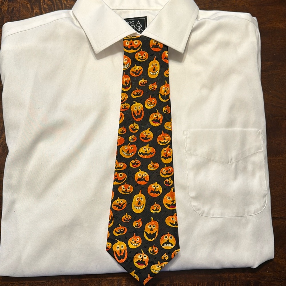 (50) super cute Halloween tie by city one. In wonderful condition.